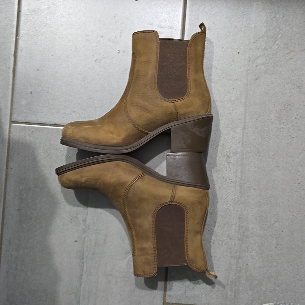 Like new Kodiak waterproof double gore Chelsea boots